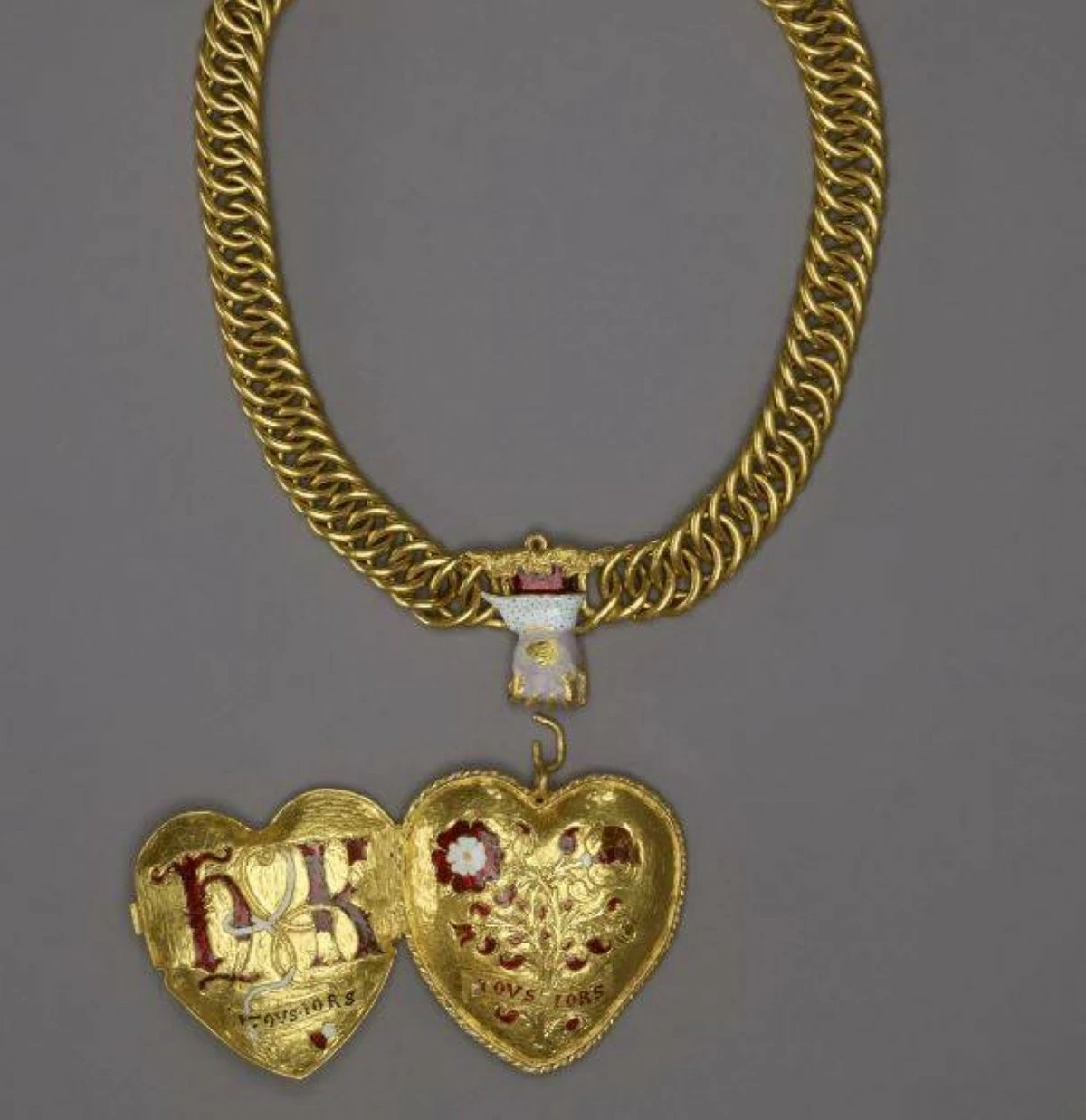 اخبار منوعه – 3.5 مليون جنيه إسترليني لإنقاذ قلادة ذهبية عمرها 507 أعوام