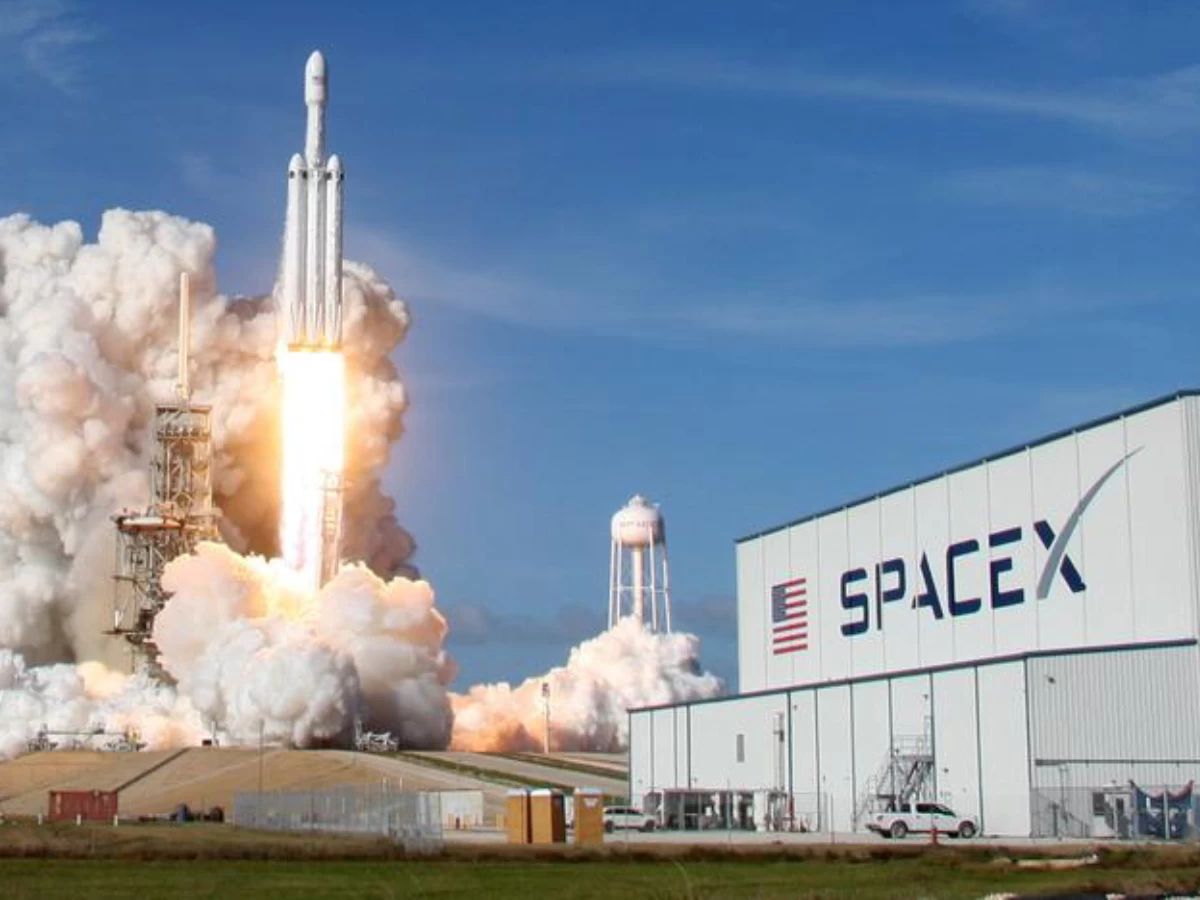 اخبار التكنولوجيا – تطلق شركة SpaceX الأمريكية دفعة جديدة من الأقمار الصناعية إلى الفضاء