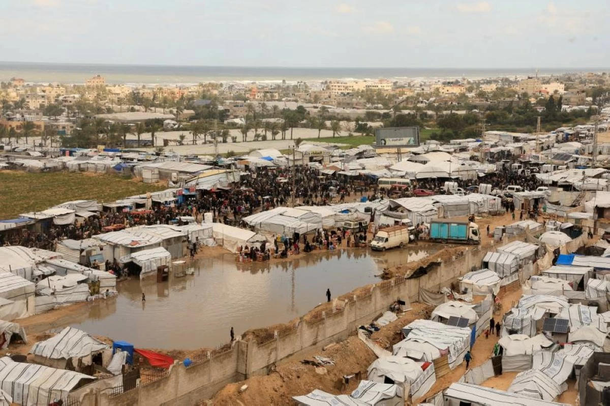 صوره – وتضيف مياه الأمطار معاناة إلى معاناة النازحين الفلسطينيين الذين يعيشون في الخيام في خان يونس