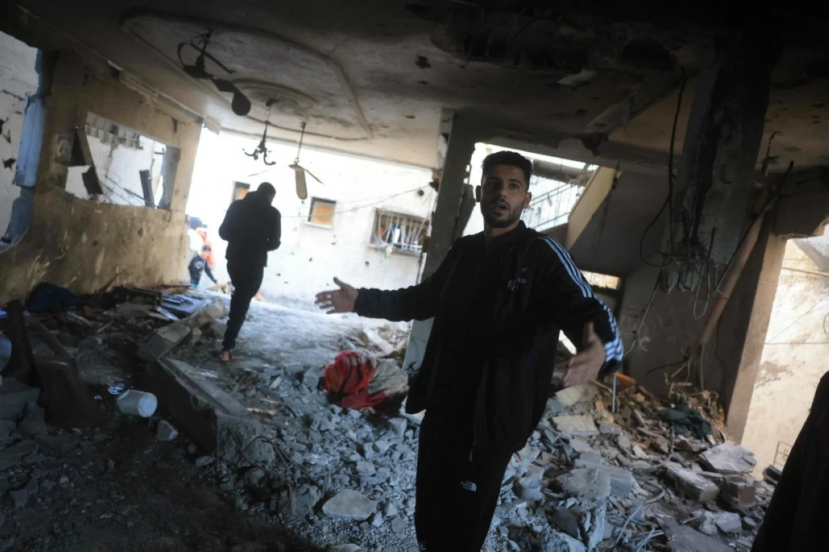صوره – رجل فلسطيني يتفقد منزله الذي دمرته غارة إسرائيلية غرب دير البلح وسط قطاع غزة. (فرانس برس)