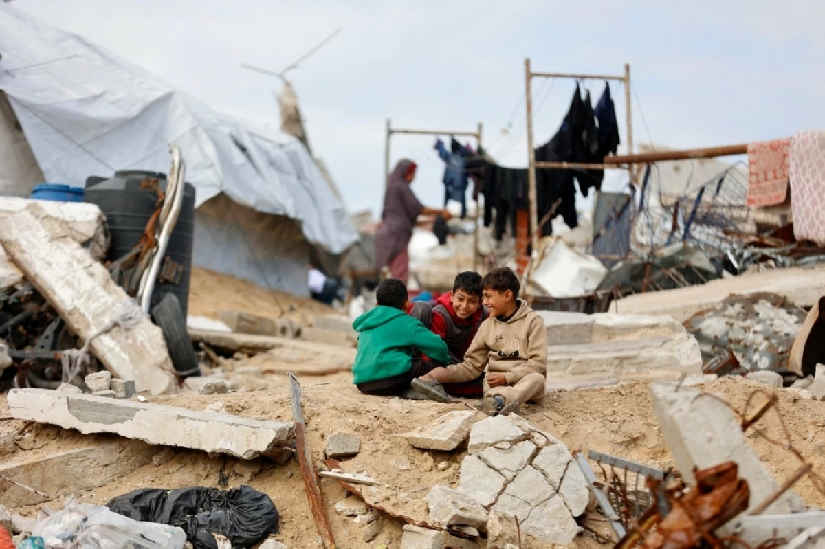 صوره – أطفال فلسطينيون نازحون يعيشون بين أنقاض المنازل والمتاجر التي دمرها الاحتلال في مخيم جباليا للاجئين شمال قطاع غزة.