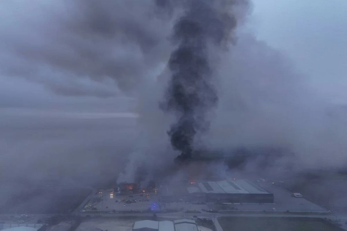 اخبار منوعه – فقدان 5 أشخاص جراء حريق في مصنع للمواد الغذائية وسط اليونان