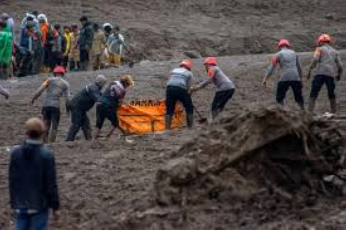 اخبار منوعه – مقتل 19 جنديًا في انهيار أرضي بإندونيسيا