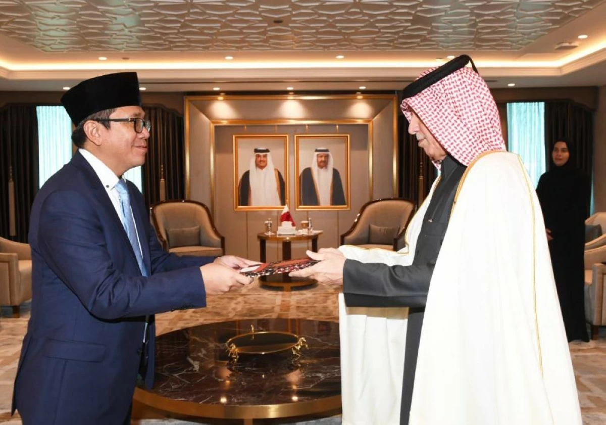 وزير الدولة للشؤون الخارجية يتسلم نسخة من أوراق اعتماد سفيري غامبيا وإندونيسيا