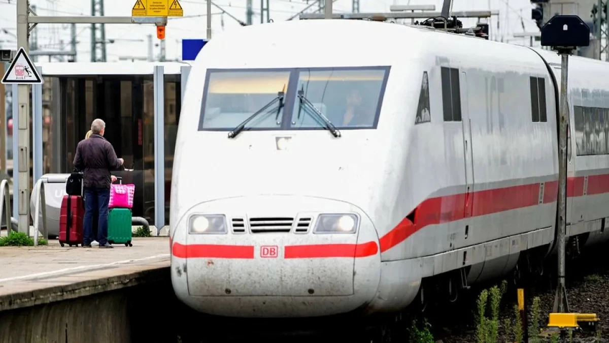 اخبار منوعه – سائق قطار يمنع الاصطدام بحافلة مدرسية شمال ألمانيا