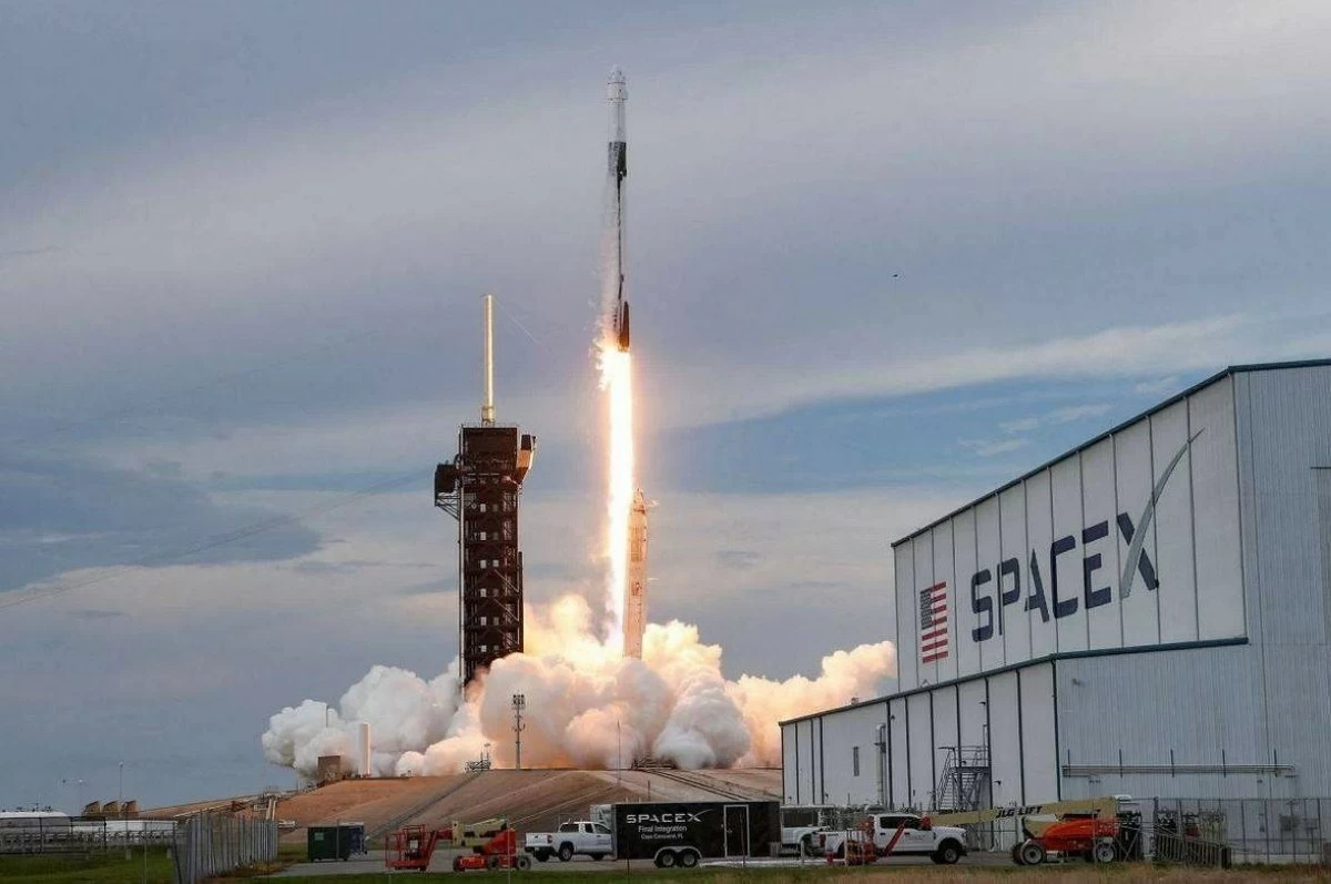 اخبار التكنولوجيا – شركة SpaceX ترسل 54 قمرًا صناعيًا إلى الفضاء
