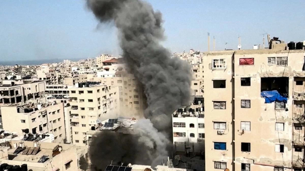 صوره – تصاعد الدخان نتيجة غارة إسرائيلية على مبنى في مدينة غزة. (رويترز)
