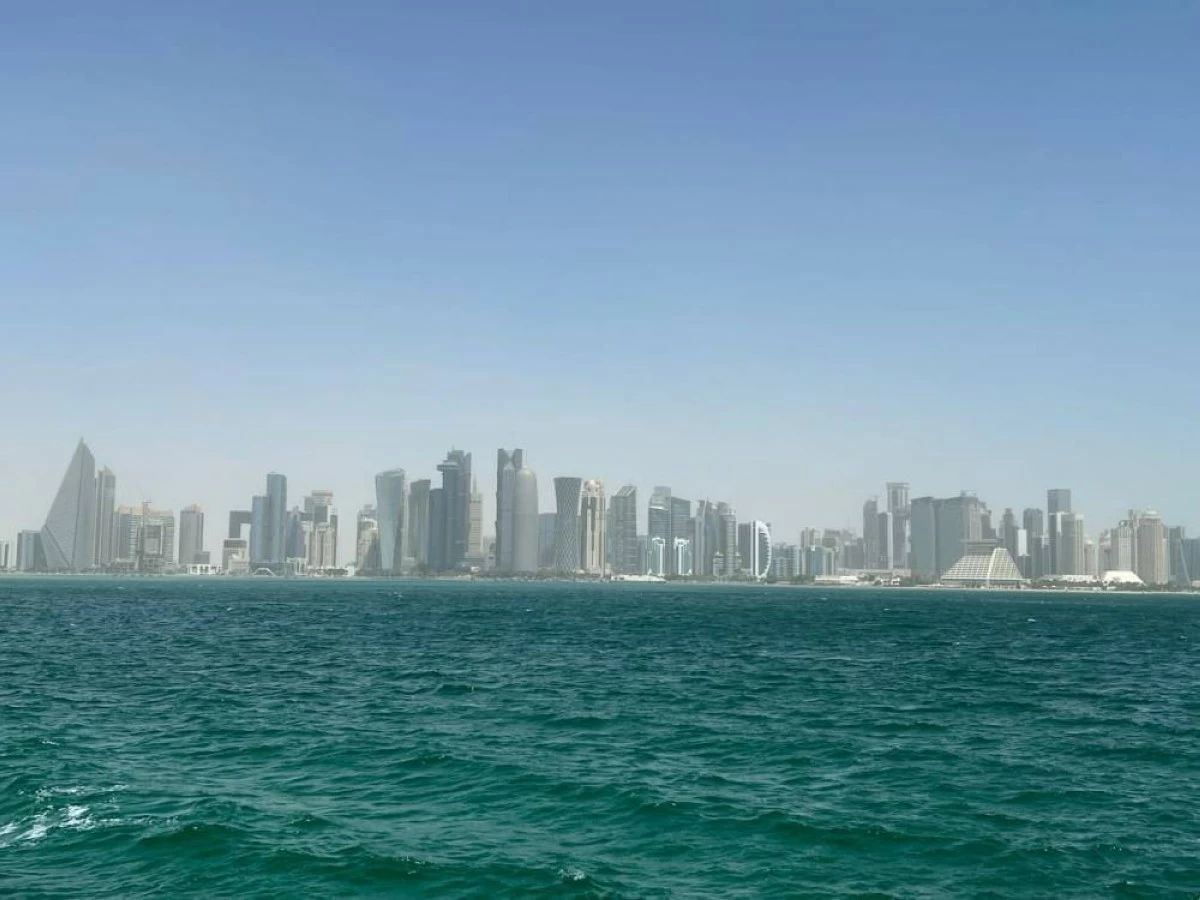 ويكون الطقس معتدلاً نهاراً مع ظهور بعض السحب على الساحل والبحر