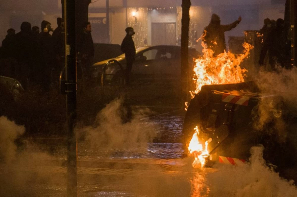 عالم الجريمة – أصيب 100 ضابط شرطة إيطالي في اشتباكات مع المتظاهرين