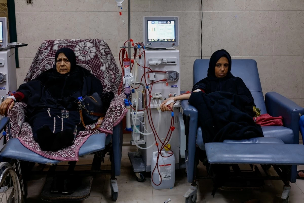 صوره – مريضان فلسطينيان يعانيان من الفشل الكلوي يخضعان لعلاج غسيل الكلى في مستشفى شهداء الأقصى.