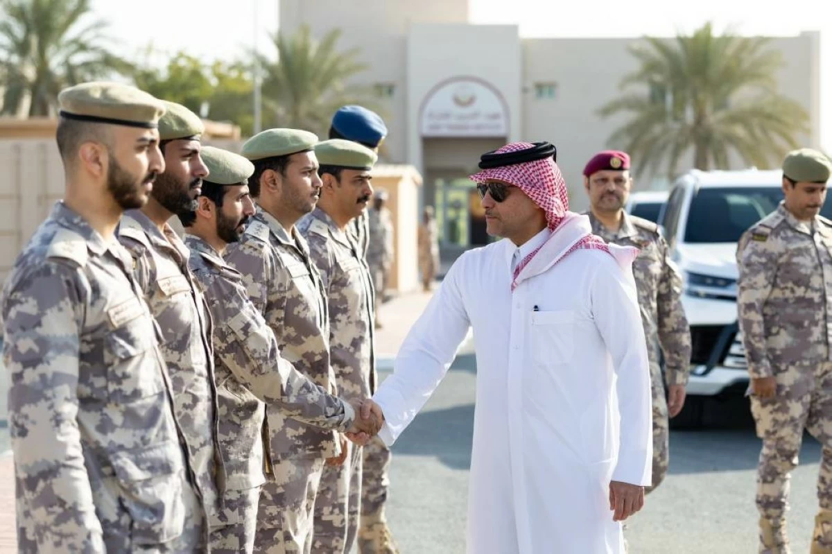 نائب رئيس مجلس الوزراء وزير الدولة لشؤون الدفاع يزور معهد التدريب المشترك