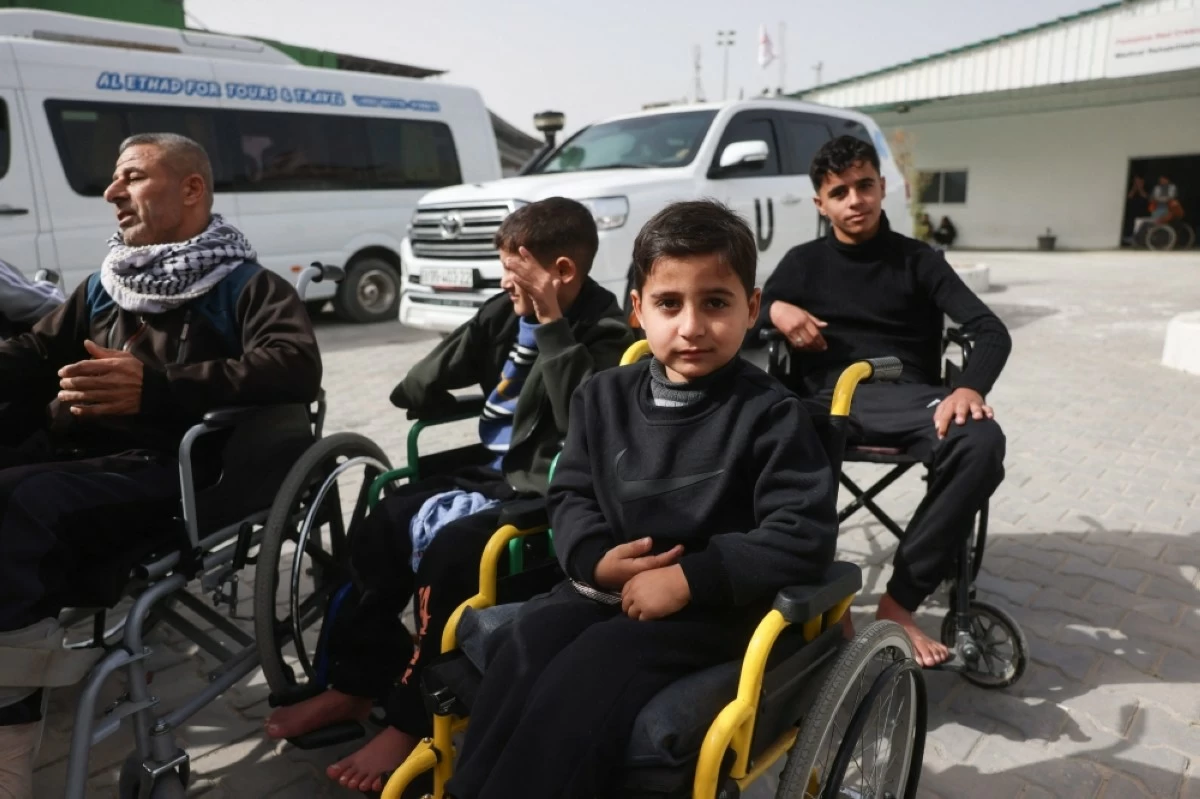 صوره – جرحى فلسطينيون ينتظرون في ساحة الهلال الأحمر لإجلائهم من قطاع غزة عبر معبر رفح الحدودي مع مصر لتلقي العلاج في الخارج.