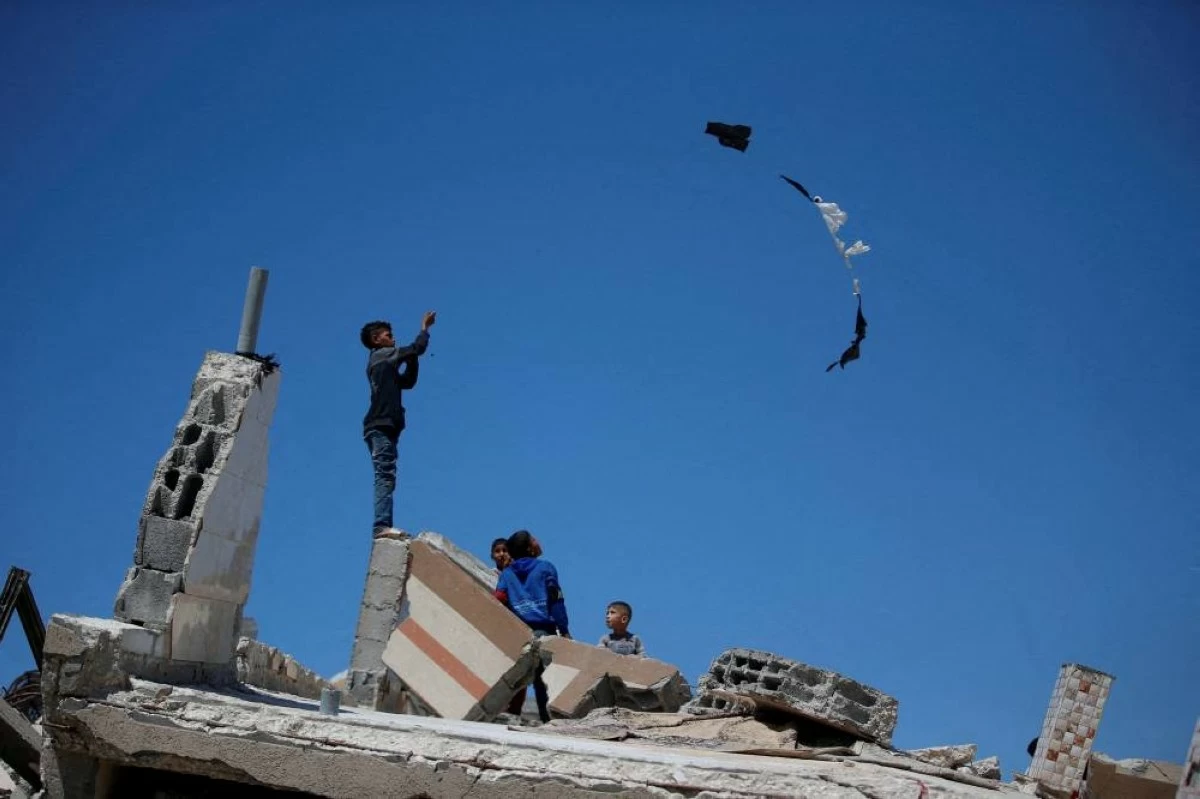 صوره – أطفال فلسطينيون يلعبون وسط أنقاض منزلهم المدمر في مخيم جباليا للاجئين شمال قطاع غزة.