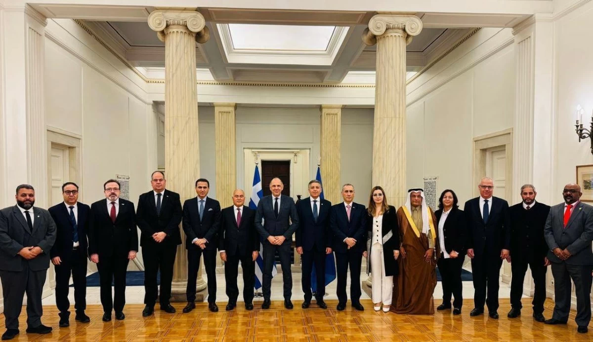 سفير قطر يشارك في اجتماع وزير الخارجية اليوناني مع السفراء العرب