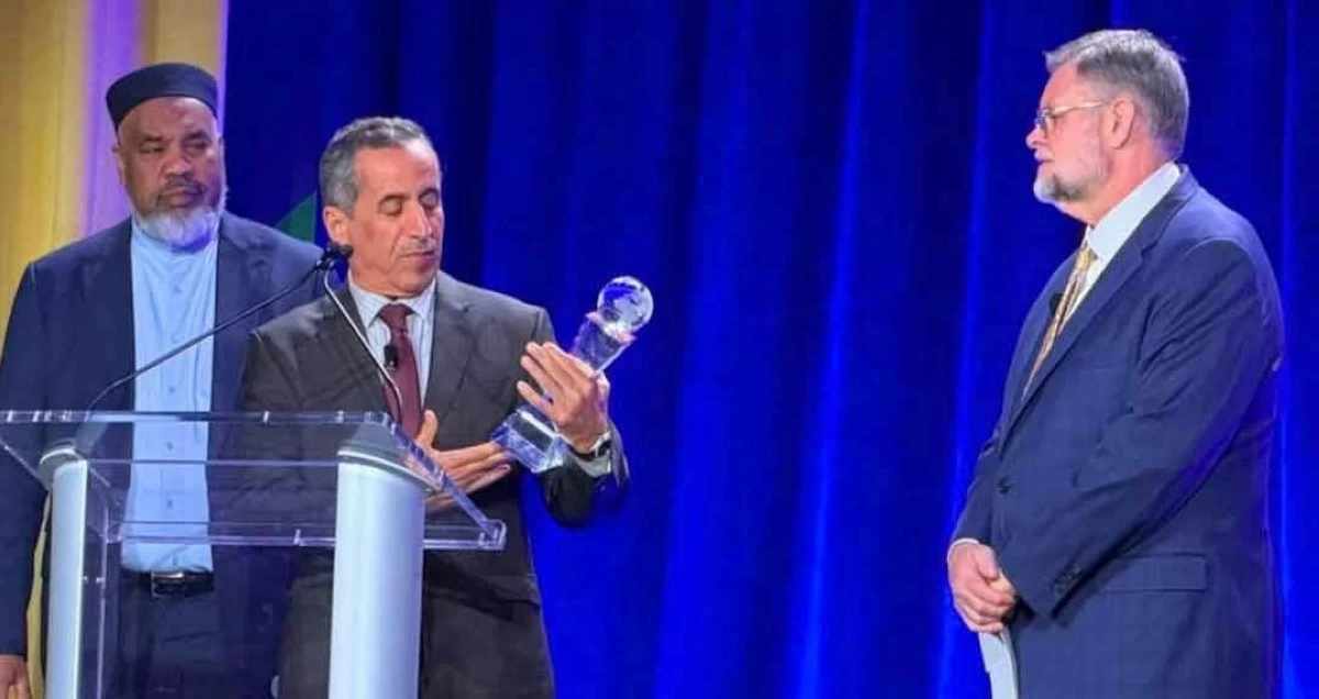 تكريم رئيس مركز الدوحة لحوار الأديان في منتدى الأديان العالمي بواشنطن