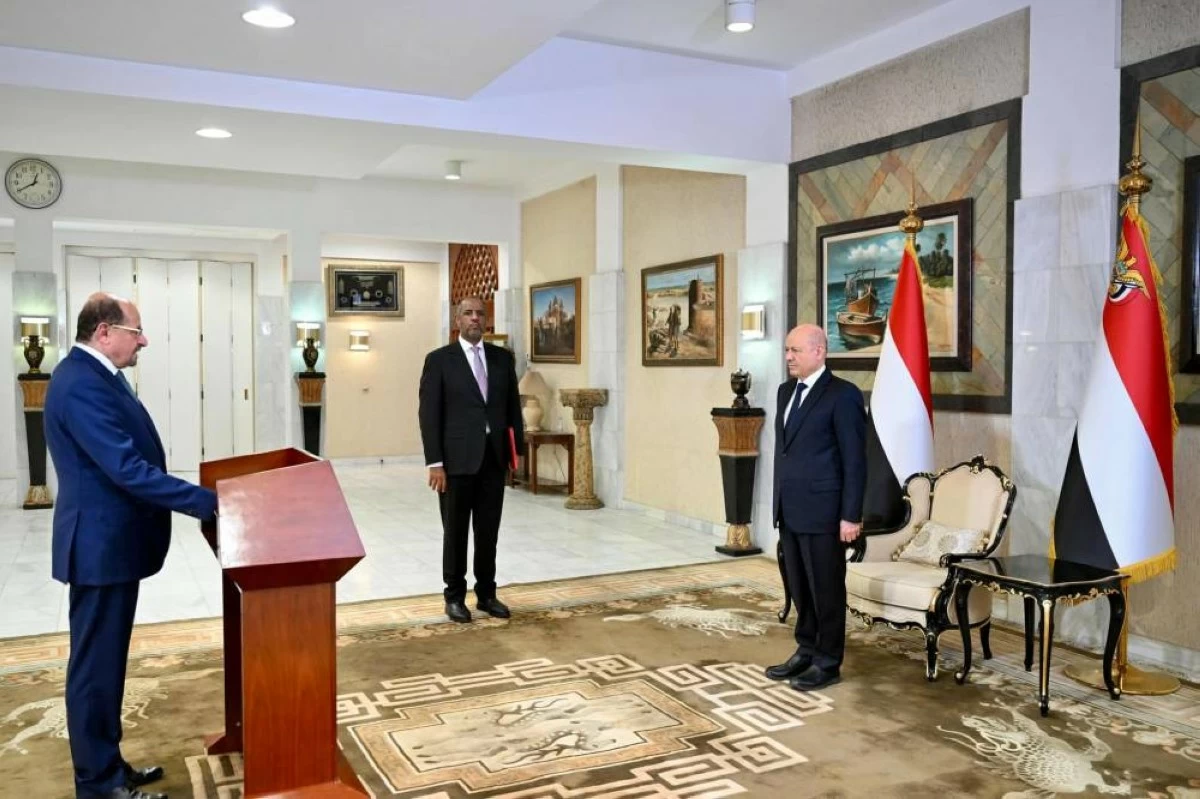 الحكومة اليمنية تؤدي القسم أمام العليمي