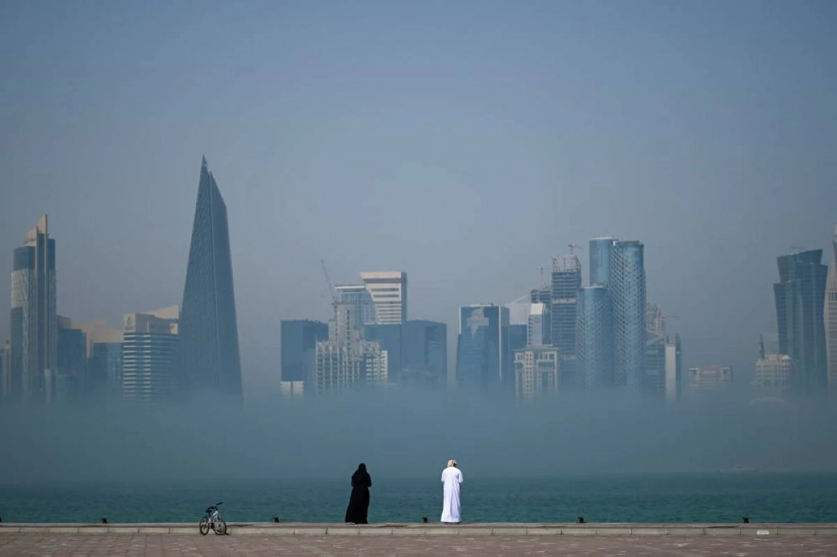صوره – أفق الدوحة مغطى بالضباب