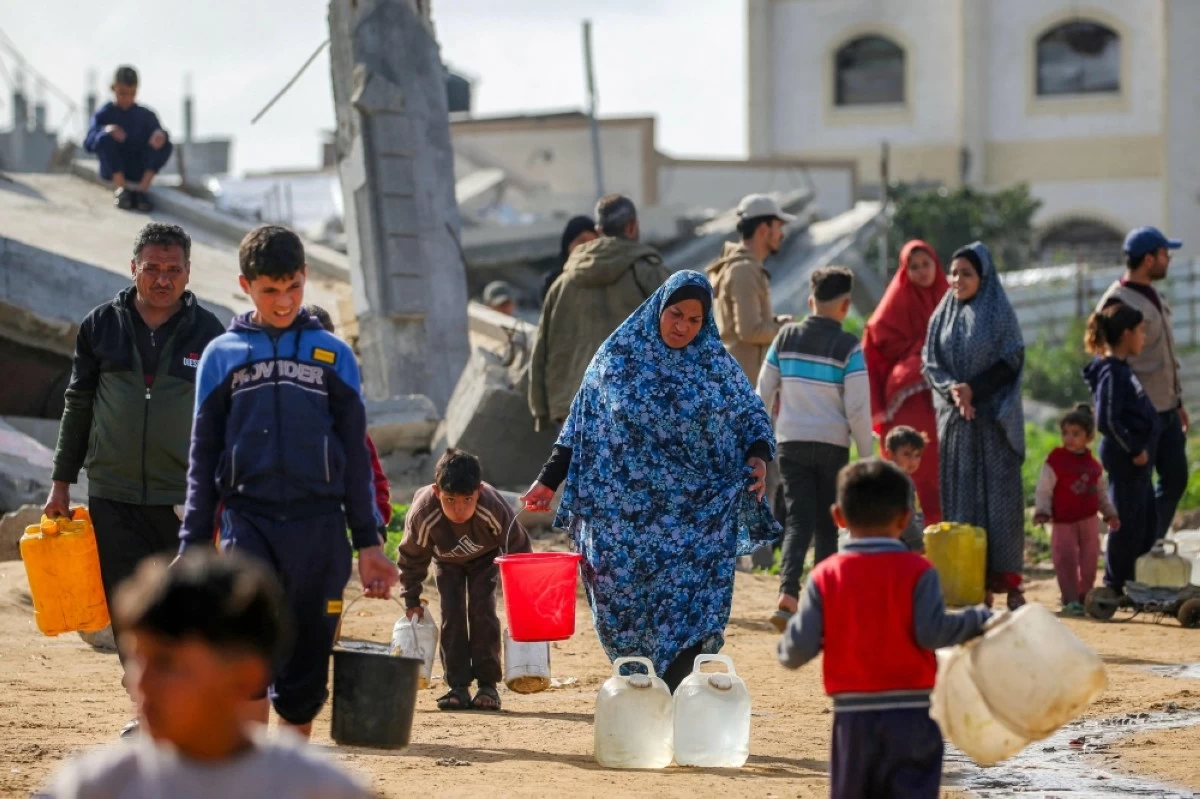 صوره – فلسطينيون يملأون مياه الشرب من خزان متنقل في مخيم المغازي للاجئين الفلسطينيين وسط قطاع غزة.