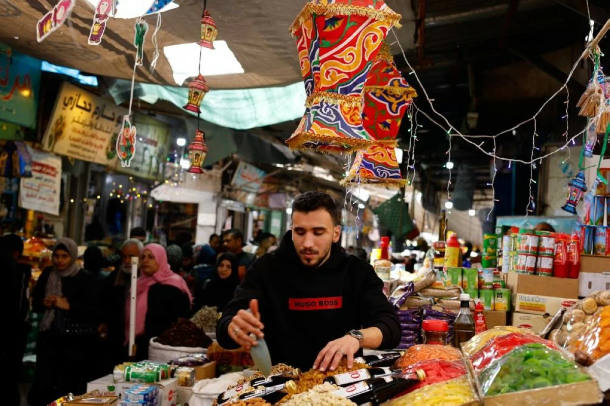 صوره – فلسطينيون يتسوقون استعدادًا لشهر رمضان المبارك في مدينة غزة.