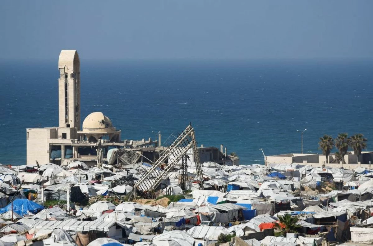 صوره – مسجد تم تدميره خلال الهجوم الإسرائيلي الذي استمر عامين، محاط بالخيام لإيواء الفلسطينيين النازحين في مدينة غزة.