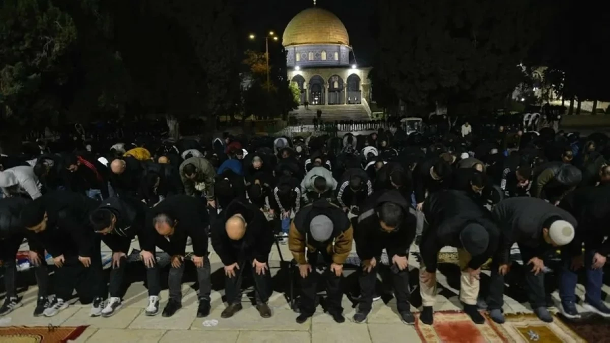 100 ألف مصل يؤدون صلاة العشاء والتراويح في الأقصى رغم قيود الاحتلال