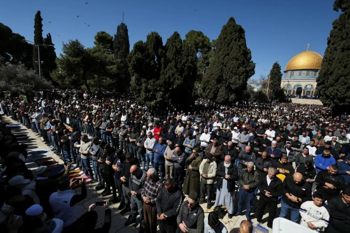 80 ألف مصل في أول جمعة من رمضان في الأقصى