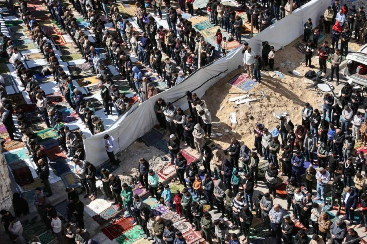 غزة تصلي أول جمعة وسط الأنقاض