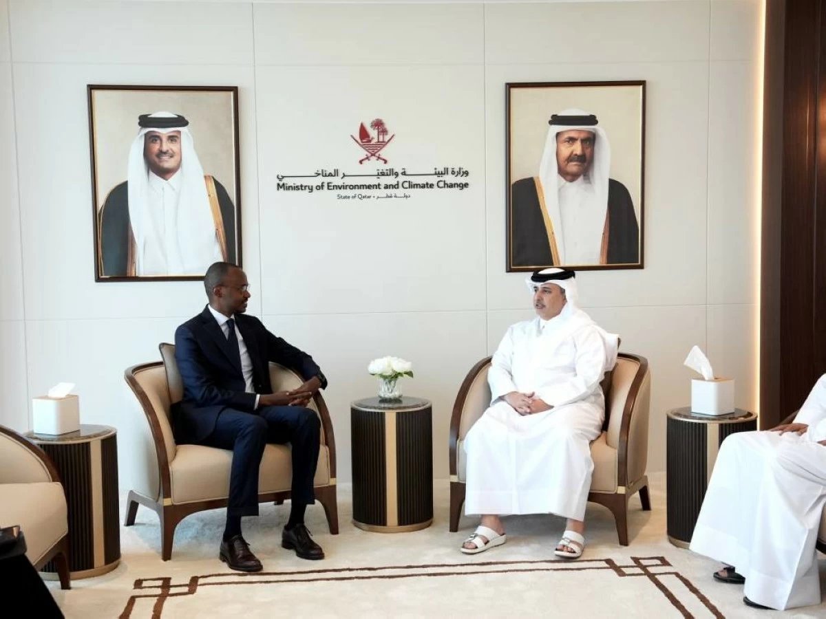 وزير البيئة والتغير المناخي يجتمع مع سفير رواندا