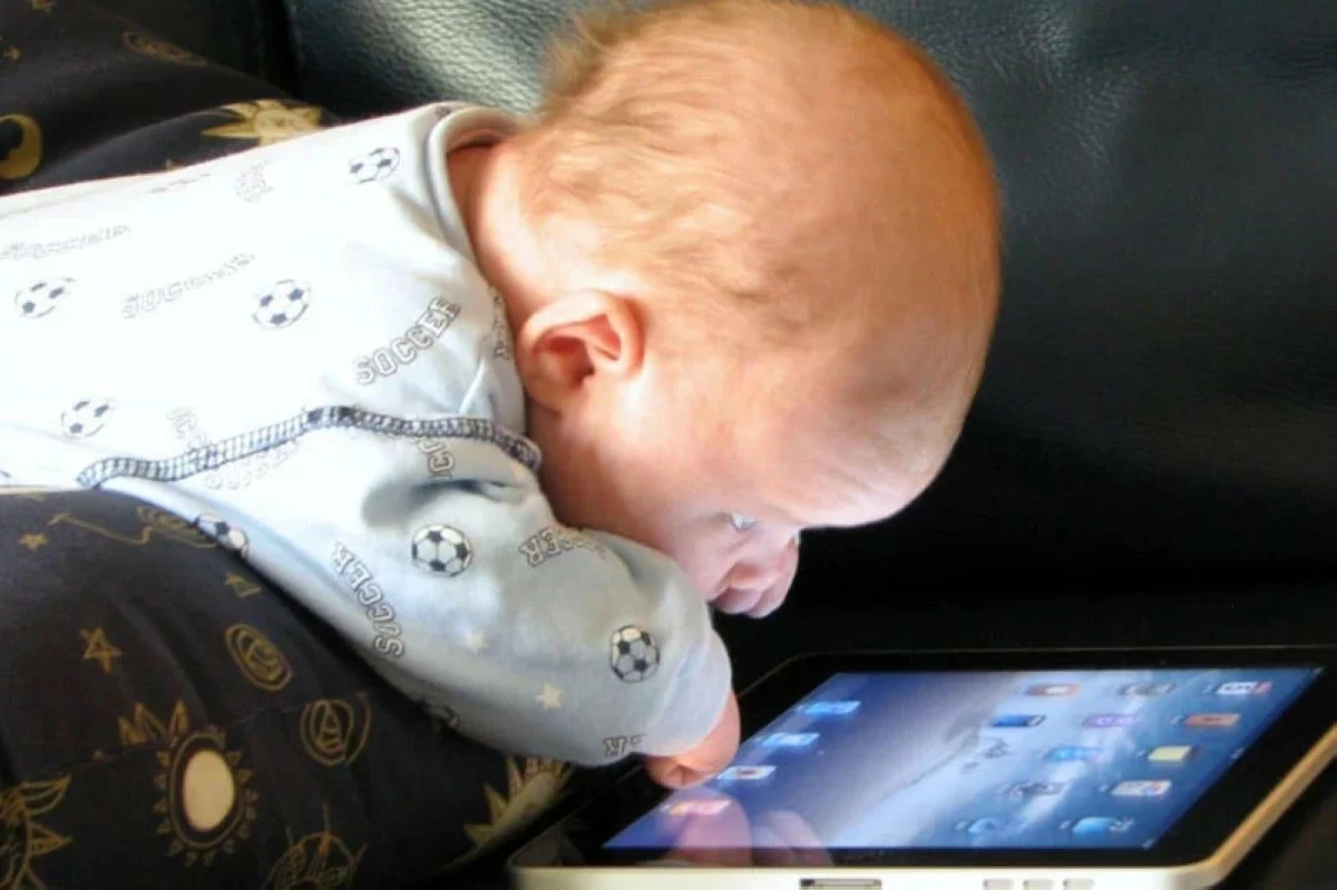 طب وصحة – أظهرت دراسة حديثة أن تعرض الأطفال الرضع للشاشات يؤدي إلى تغيرات في نمو الدماغ