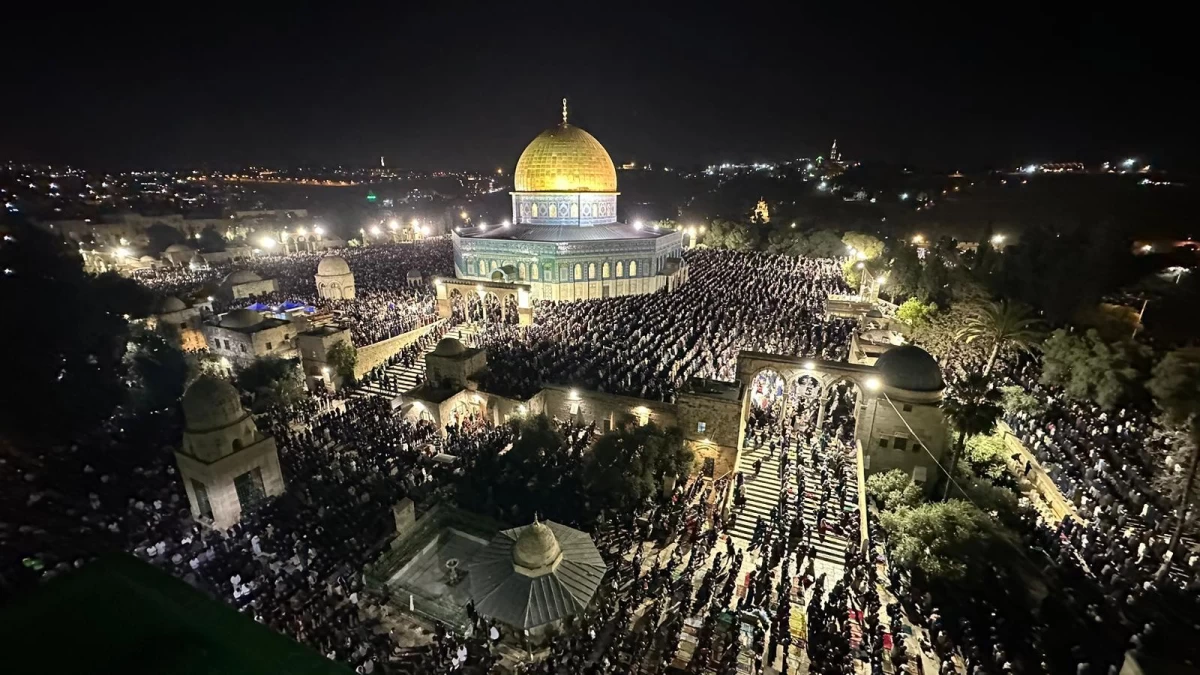 نحو 50 ألف فلسطيني يؤدون صلاة العشاء والتراويح في المسجد الأقصى