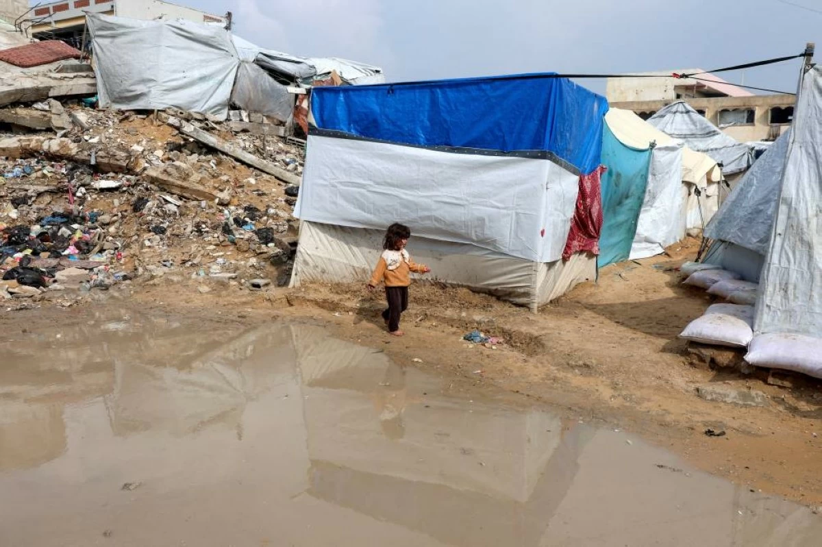 صوره – الأمطار تغمر خيم اللاجئين الفلسطينيين في خان يونس جنوب غزة.