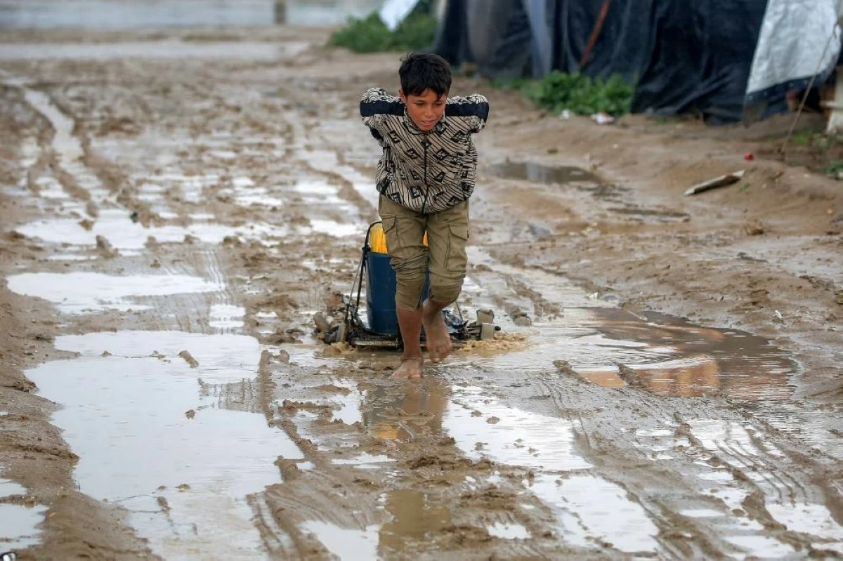 صوره – طفل يجر حاوية مياه في مخيم البريج للاجئين الفلسطينيين وسط قطاع غزة.
