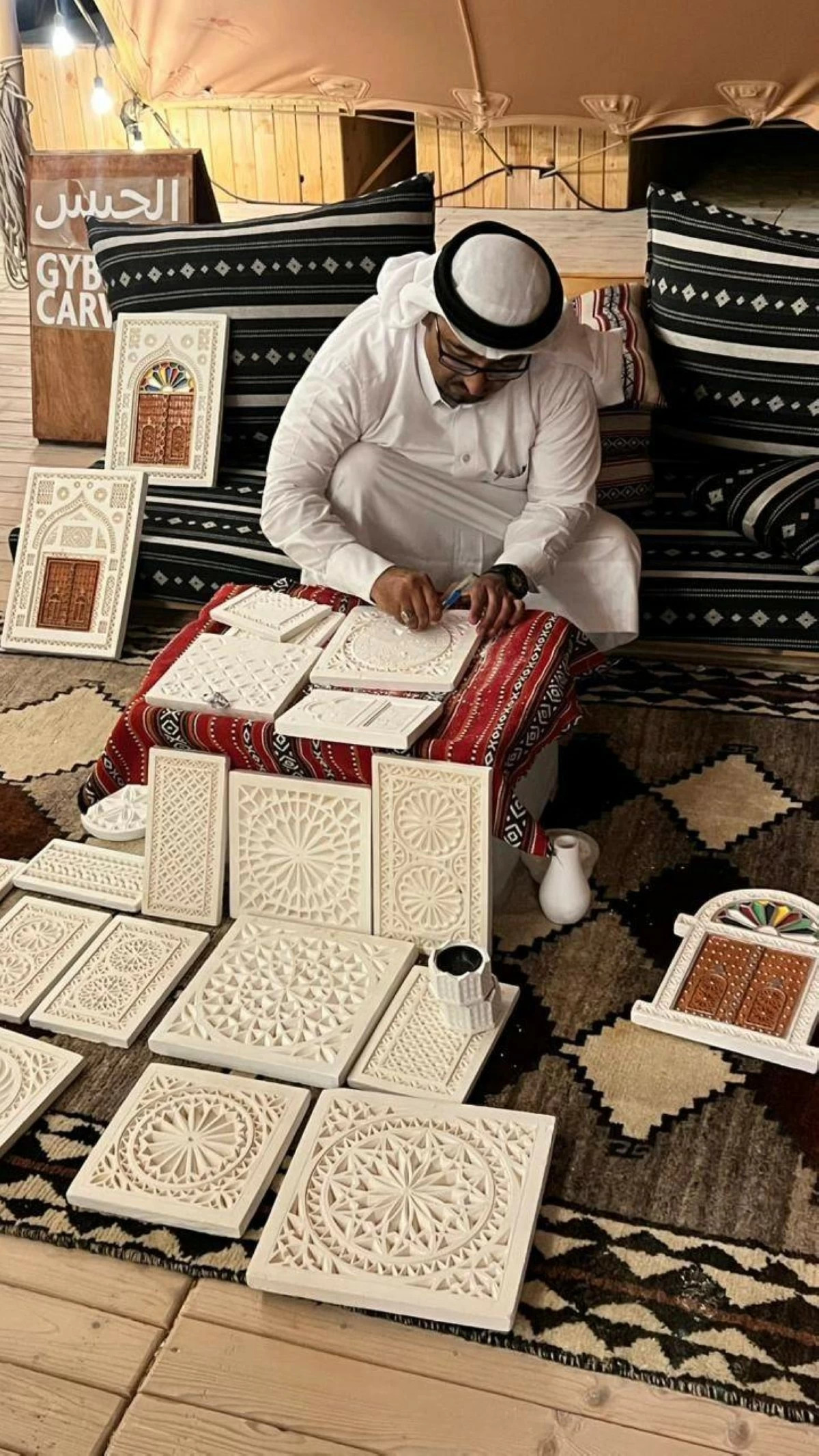 النقش على الجبس.. يزين المجالس والمساجد