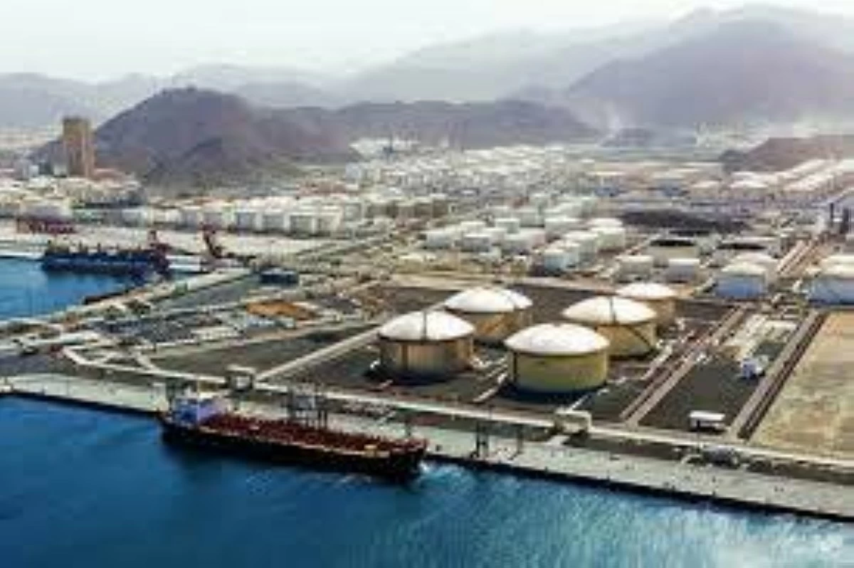 اندلع حريق في منطقة الفجيرة للصناعات النفطية في الإمارات نتيجة سقوط شظايا طائرة مسيرة