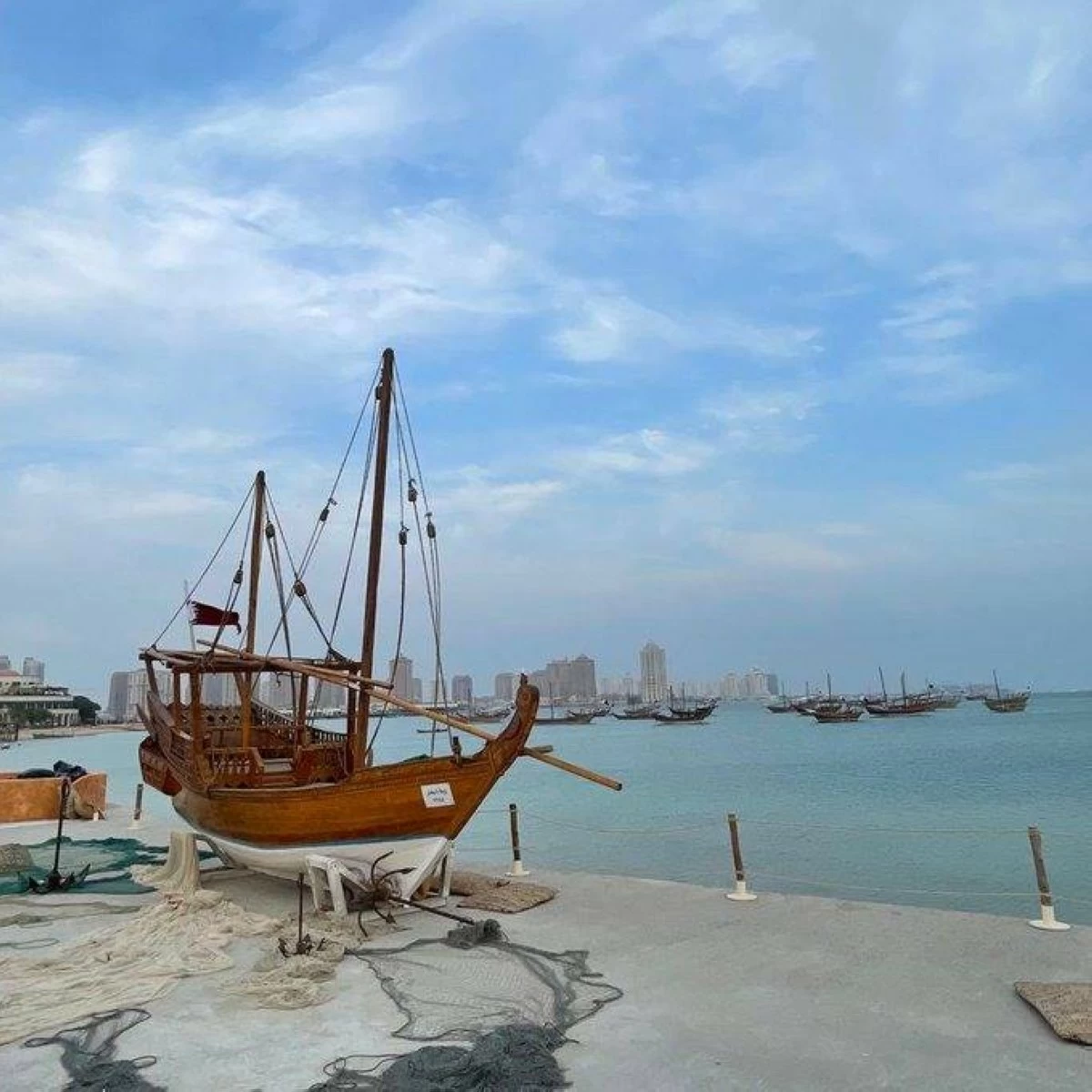 وتحذر الأرصاد الجوية من هطول أمطار رعدية ورياح قوية على السواحل وفي البحر نهارا