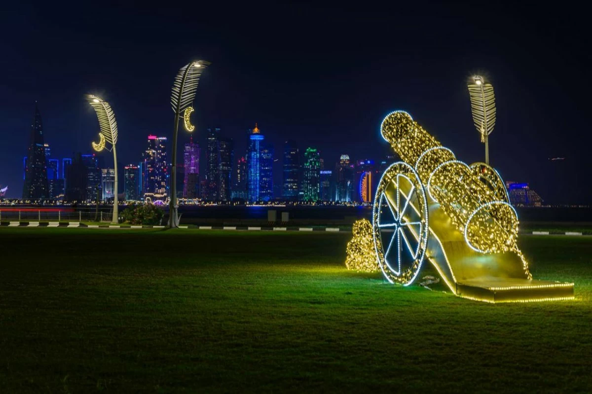 صوره – مجسم مضاء لمدفع رمضان في ميناء الدوحة القديم.