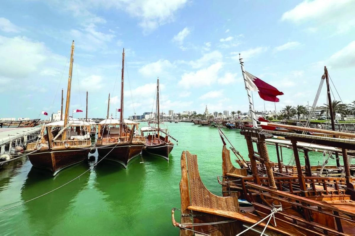 صوره – محامل تقليدية راسية على كورنيش الدوحة.