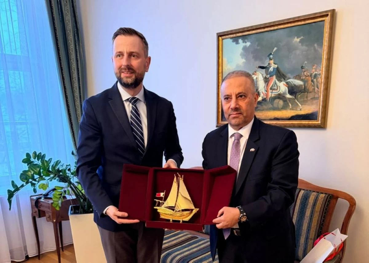 نائب رئيس الوزراء البولندي يجتمع مع سفير دولة قطر