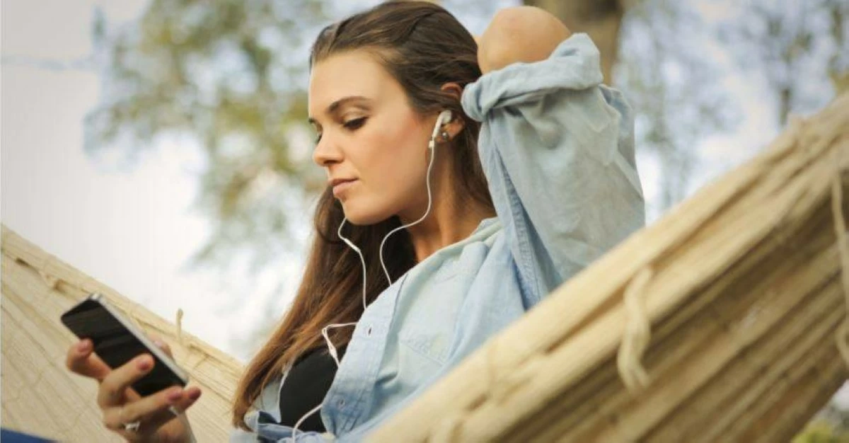 «السماعات السلكية» تتصدر صيحات الموضة