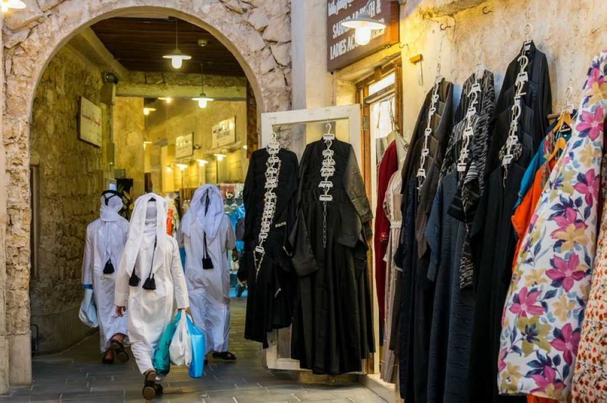 صوره – نشاط تسوق نشط في سوق واقف
