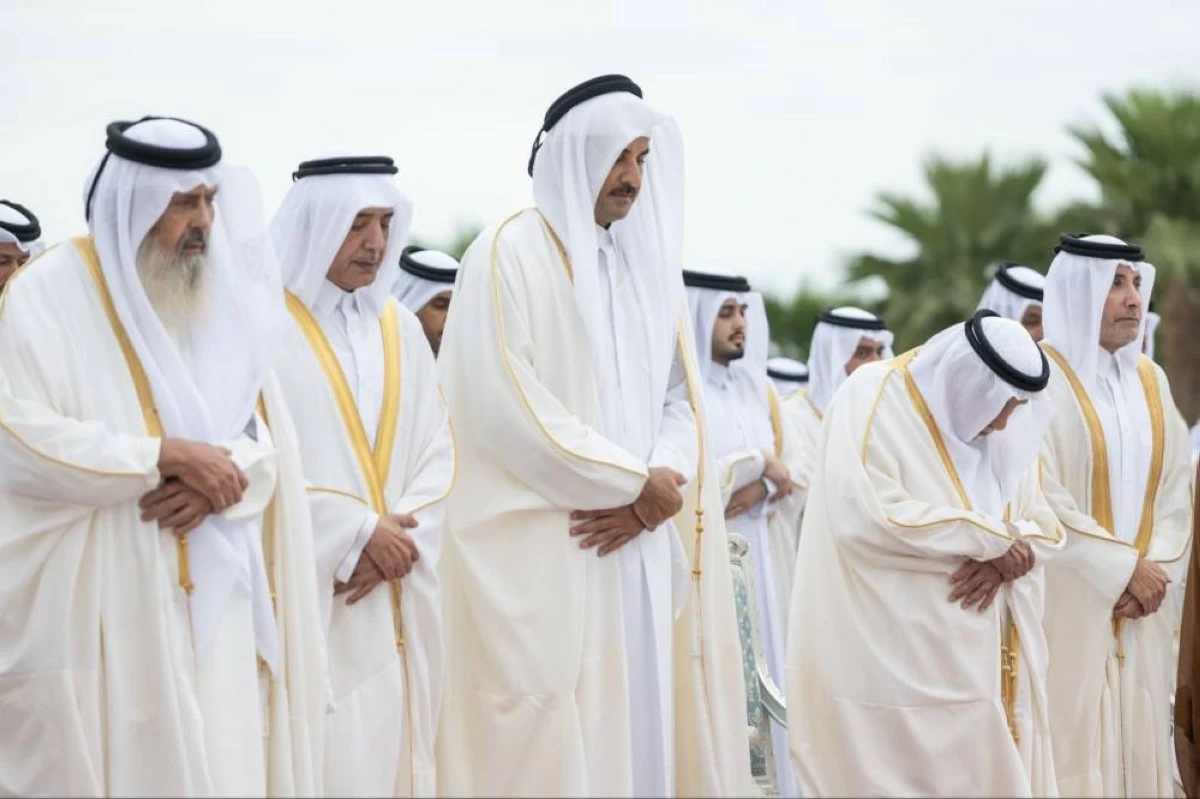 سموه يؤدي صلاة عيد الفطر