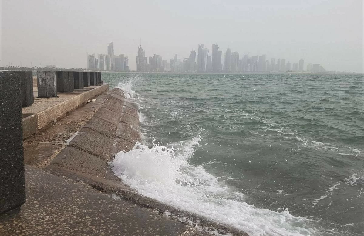 وتحذر الأرصاد الجوية من هطول أمطار رعدية ورياح قوية على السواحل وفي البحر