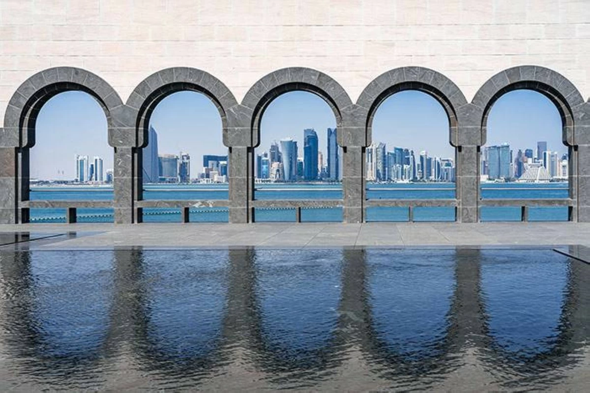 وتحذر الأرصاد الجوية من هطول أمطار رعدية مصحوبة برياح قوية على السواحل وفي البحر
