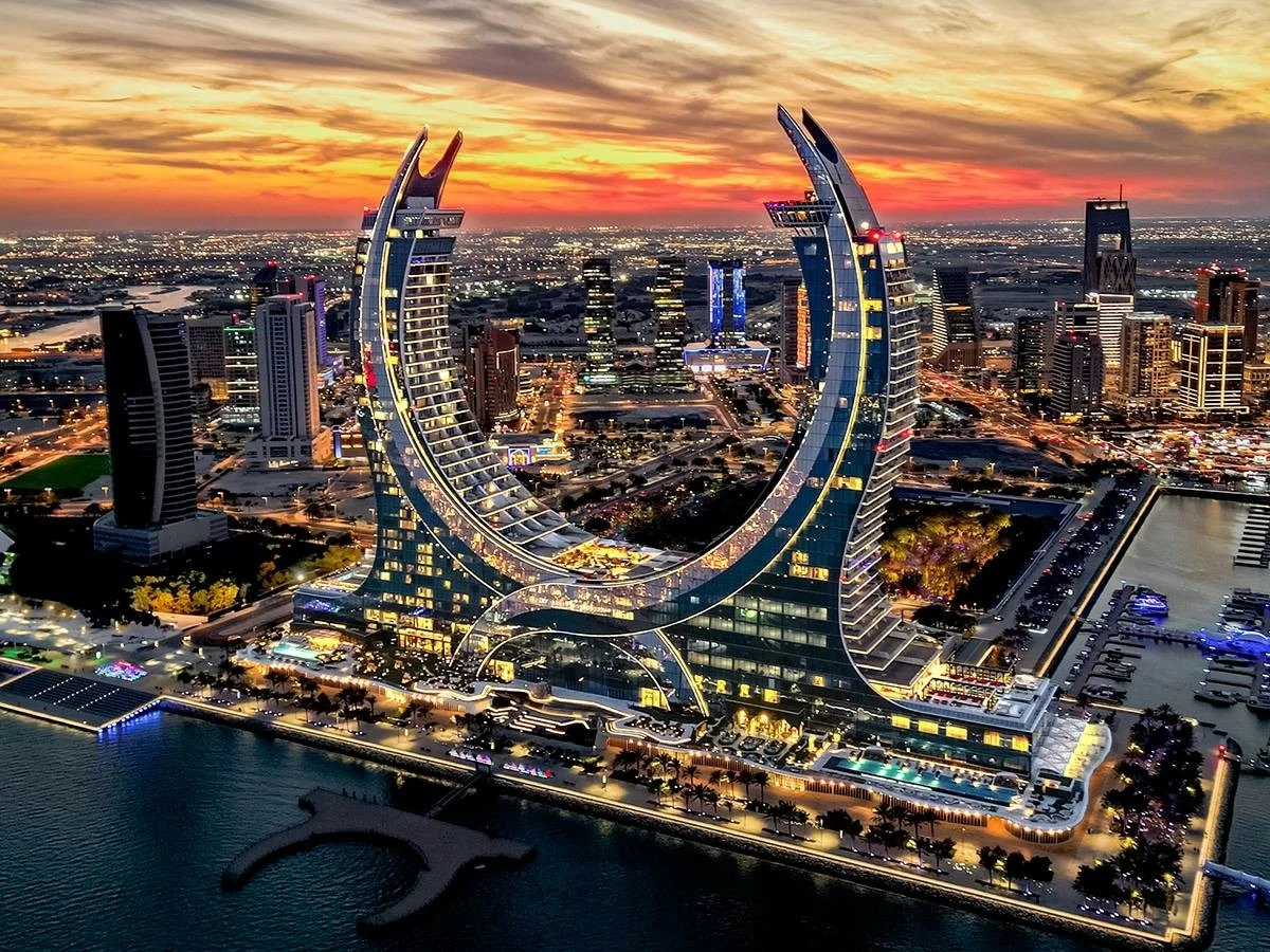 وتحذر الأرصاد الجوية من هطول أمطار رعدية ورياح قوية على السواحل وفي البحر