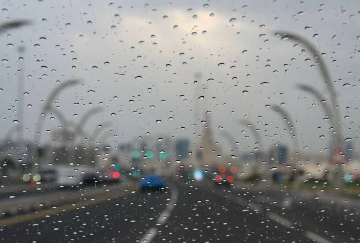 وتهيب وزارة الداخلية قائدي المركبات بأخذ الحيطة والحذر نظراً للأحوال الجوية