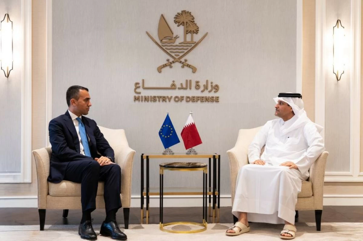 نائب رئيس مجلس الوزراء وزير الدولة لشؤون الدفاع يجتمع مع الممثل الخاص للاتحاد الأوروبي لمنطقة الخليج العربي