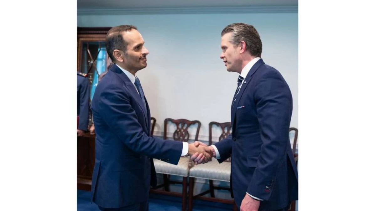 رئيس مجلس الوزراء وزير الخارجية يجتمع مع وزير الحرب الأمريكي