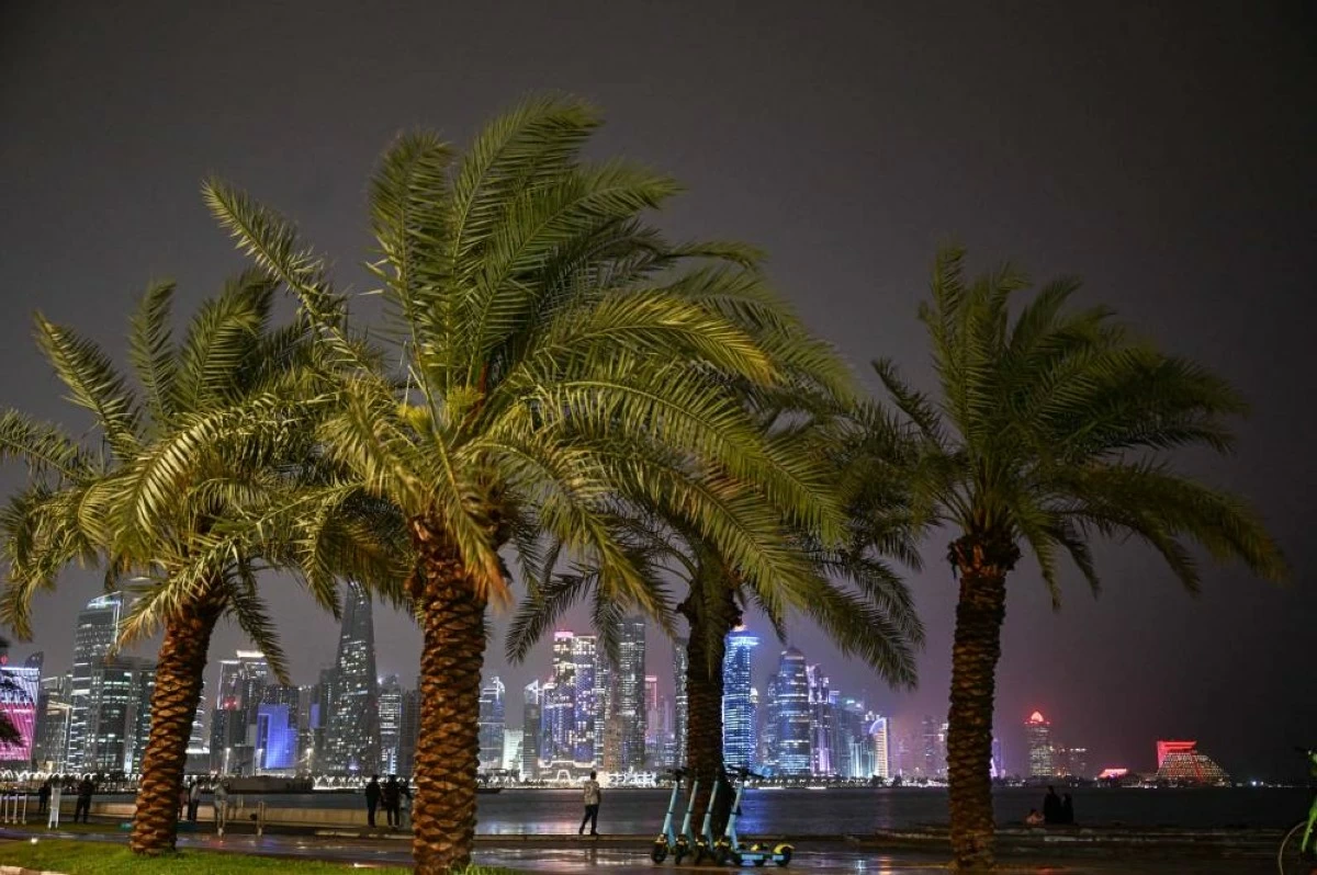 صوره – أمطار جيدة تهطل بغزارة على كورنيش الدوحة