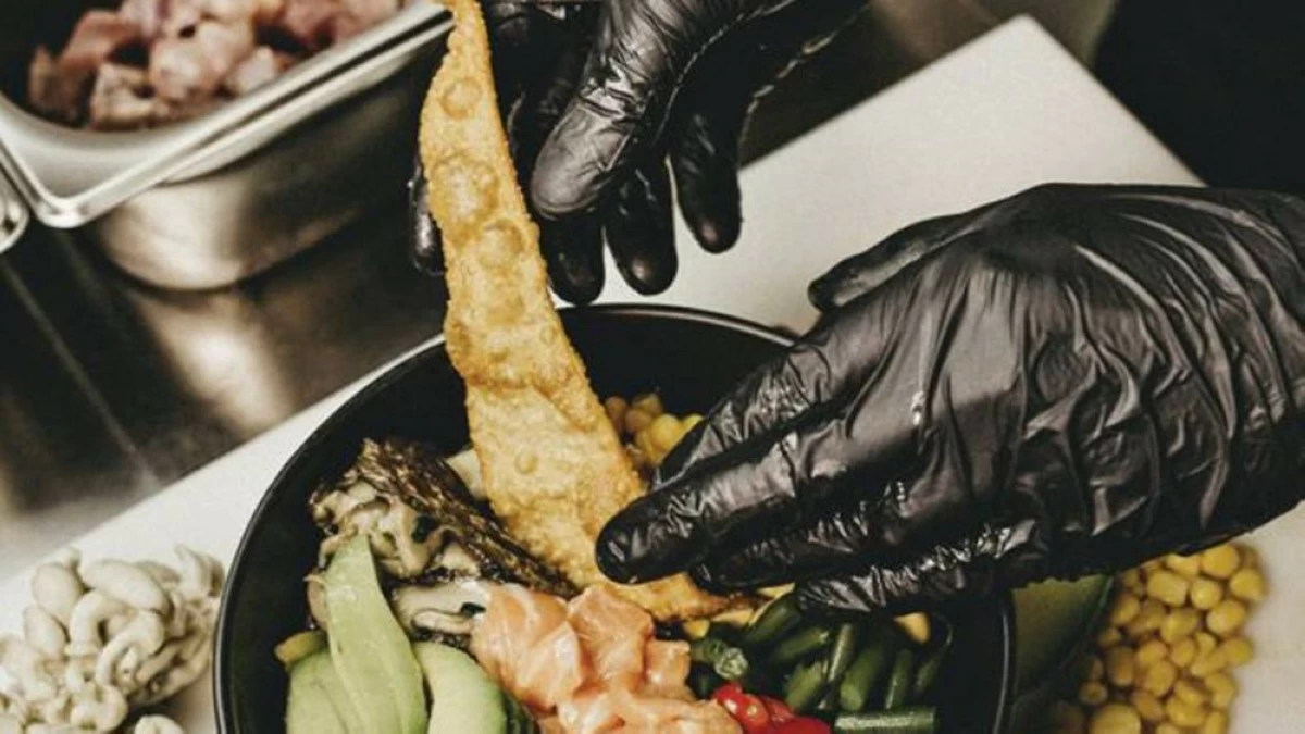 طب وصحة – قفازات المطبخ: بين وهم النظافة وخطر التلوث الخفي في تحضير الطعام