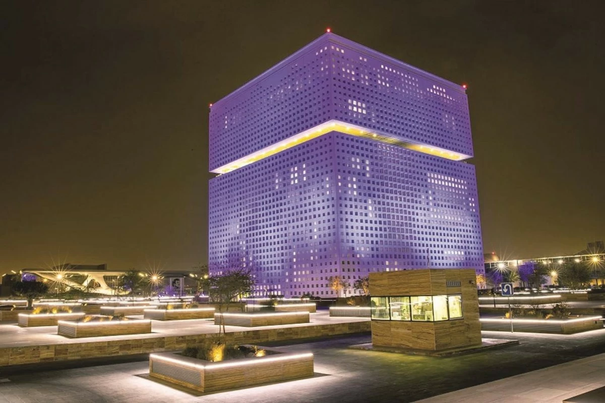 مؤسسة قطر تضيء مبانيها بالأزرق